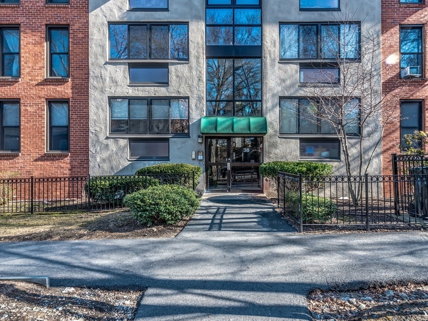 38 Juniper St unit 106, Brookline, MA 02445 - photo 1