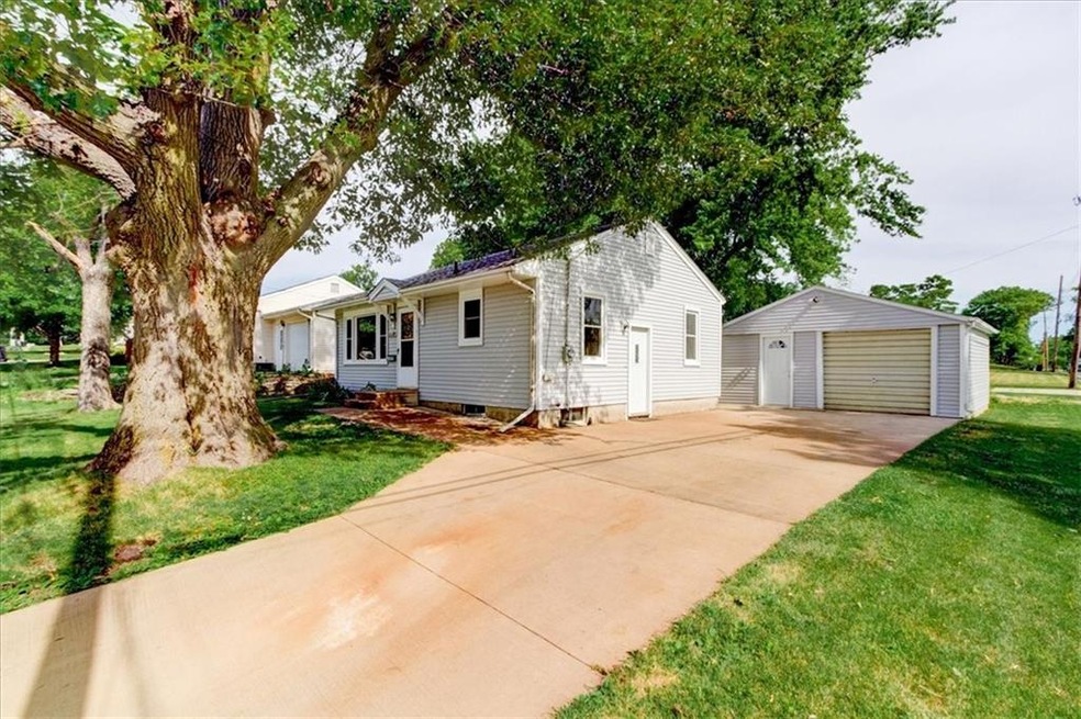 1110 N 6th Ave E, Newton, IA 50208 - photo 1