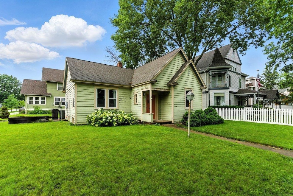 821 Washington St, Cedar Falls, IA 50613 - photo 1