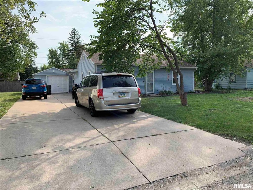 2615 W 70th St, Davenport, IA 52806 - photo 1