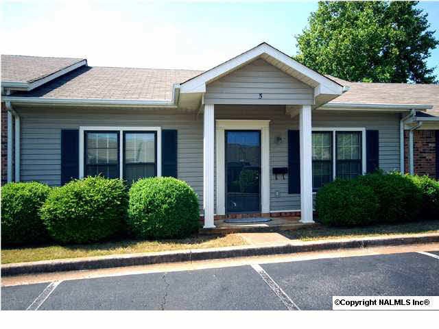 Wonderful condo in area convenient to restaurants and shopping.