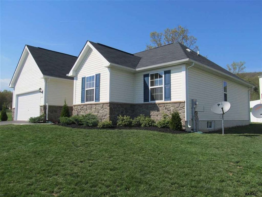 6811 Appleton Dr, Fayetteville, PA 17222 - photo 1