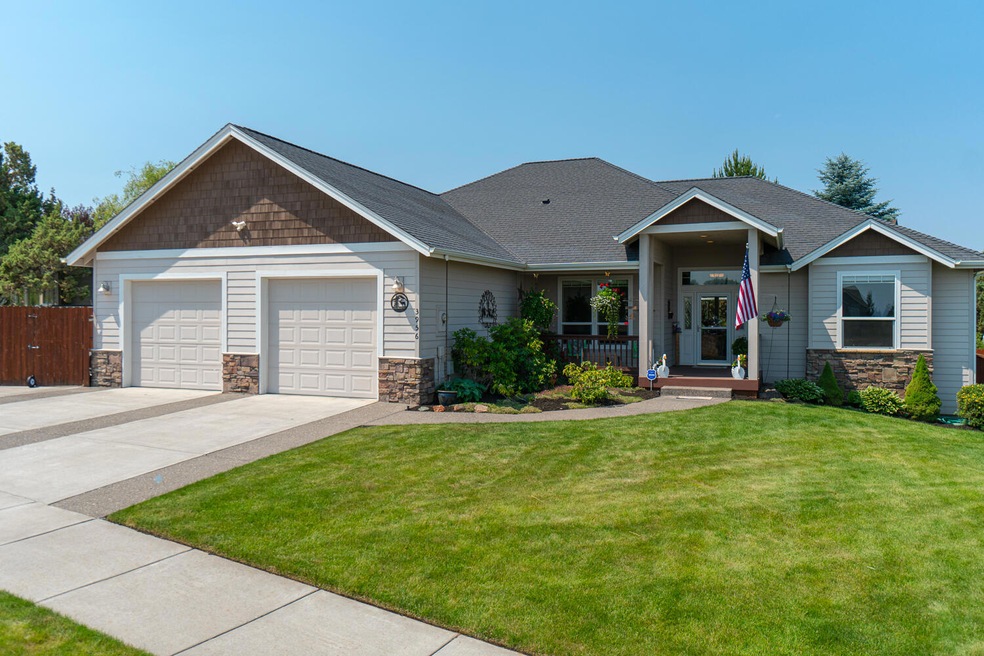 3956 SW Timber Ave, Redmond, OR 97756 - photo 1