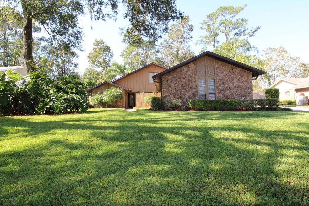 428 Holiday Hill Cir E, Jacksonville, FL 32216 - photo 1