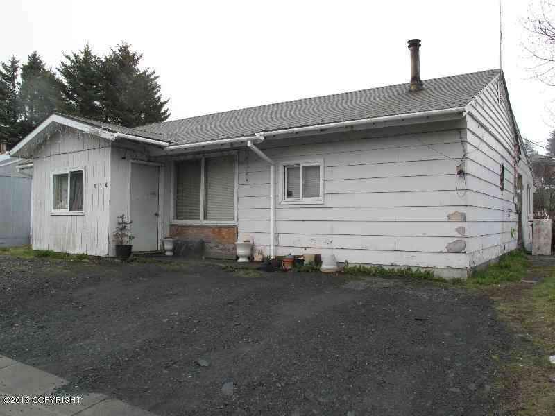614 Hemlock St, Kodiak, AK 99615 - photo 1