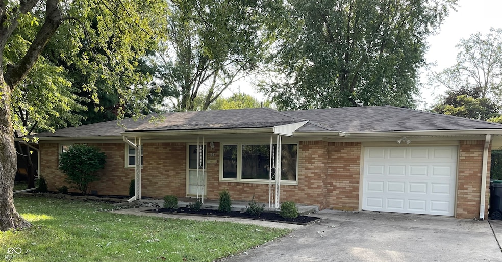 624 E Fairview Dr, Greenwood, IN 46142 - photo 1