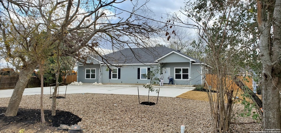 901 E Seideman St, Seguin, TX 78155 - photo 1