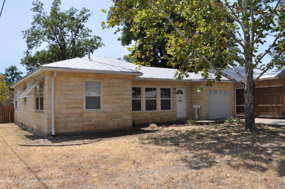 201 W Morse St, Fredericksburg, TX 78624 - photo 1