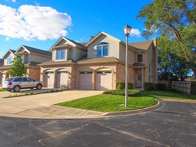191 Mayo Ct, Elmhurst, IL 60126 - photo 1