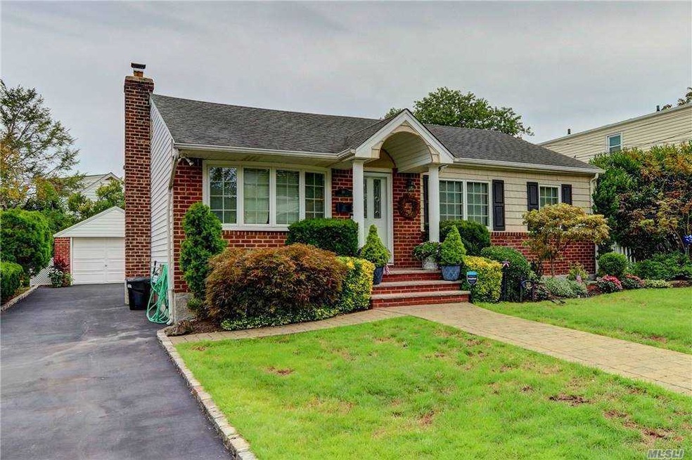 10 Dolores Place, Malverne, NY 11565 - photo 1