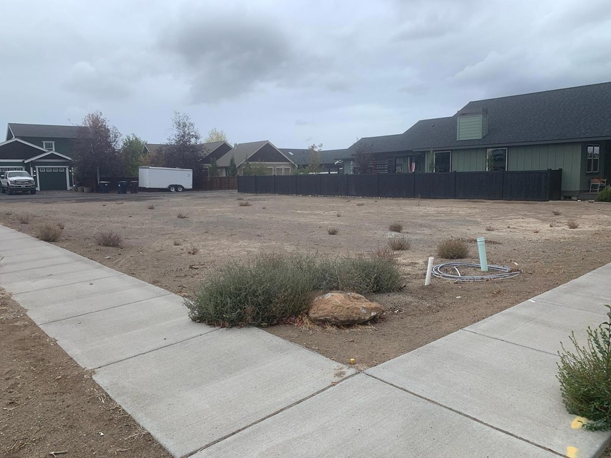 833 NW 13th St, Redmond, OR 97756 - photo 1