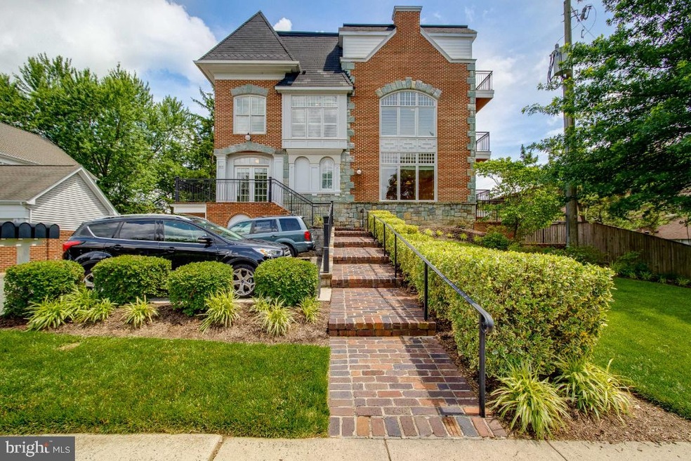 225 Locust St SE unit 5, Vienna, VA 22180 - photo 1