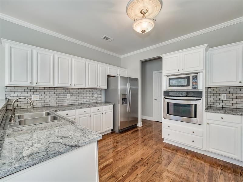 UPDATED KITCHEN - Granite, backsplash and freshly 