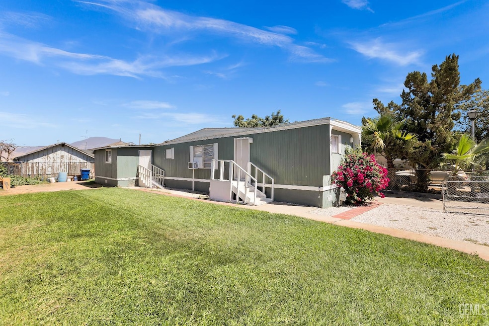 11640 Comanche Dr unit 30, Arvin, CA 93203 - photo 1