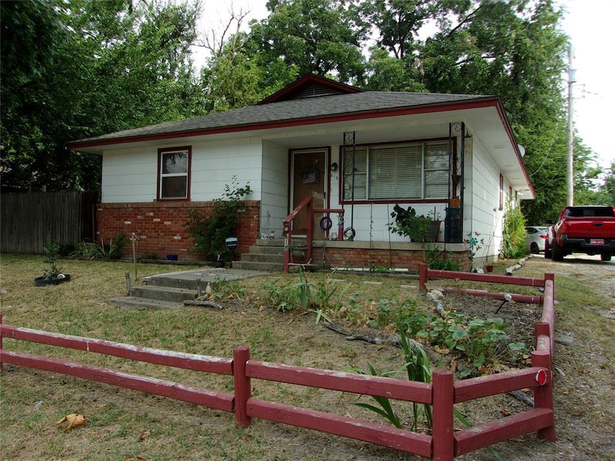 Charming front yard with lots of flowers!