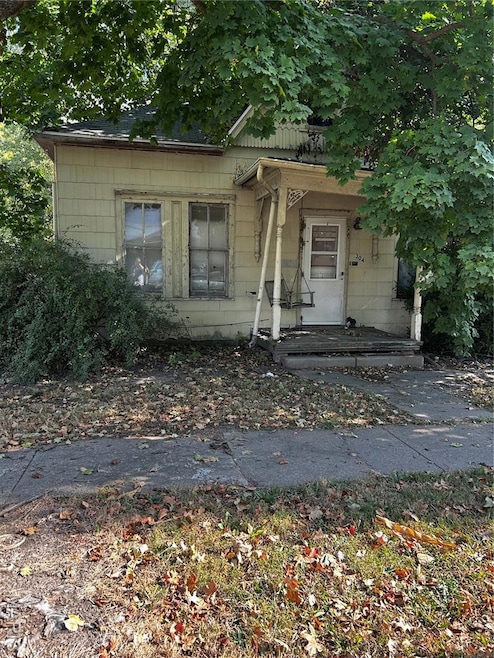 304 N Spruce St, Nokomis, IL 62075 - photo 1