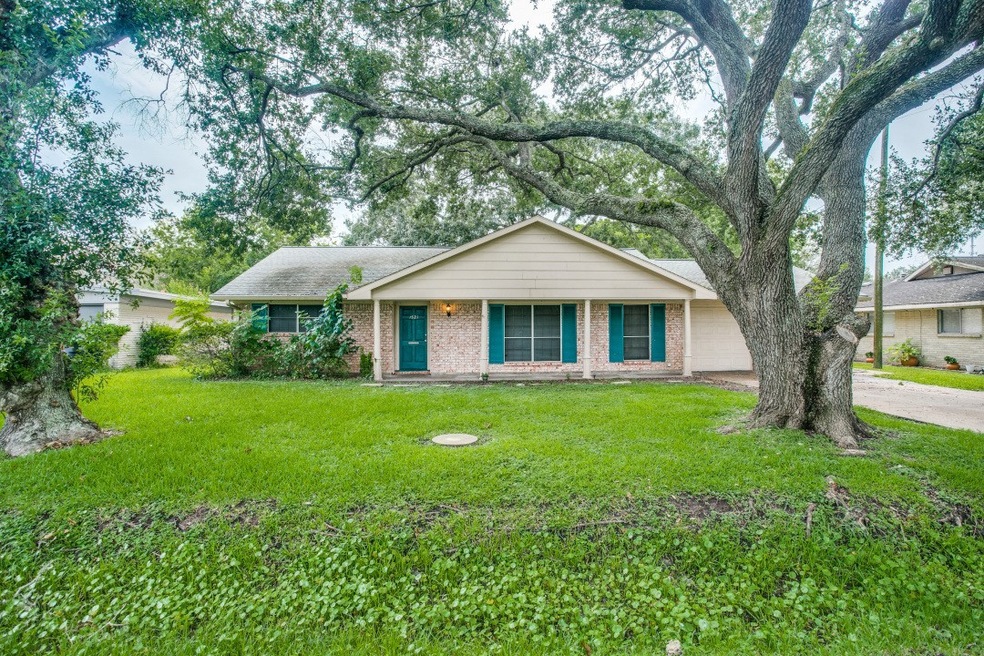 1521 Highland Dr, Alvin, TX 77511 - photo 1