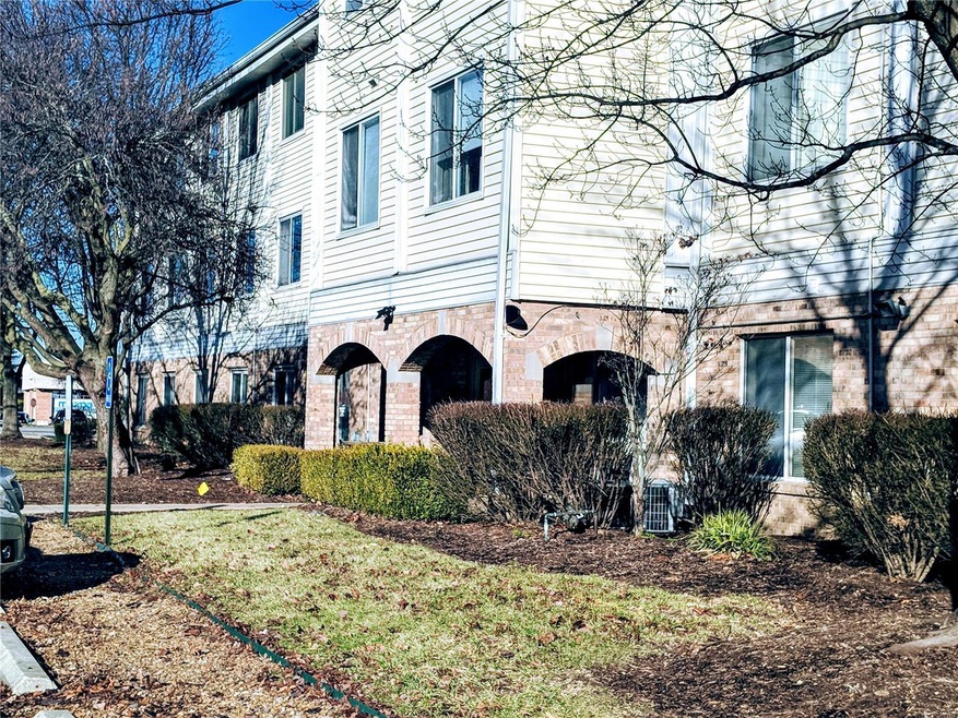 Desirable Carriage House Manor condo with nice lan