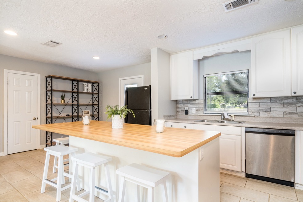 406 Baker Dr, Tomball, TX 77375 - photo 1