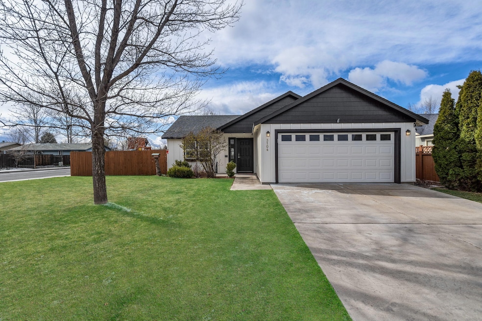 3104 SW Peridot Ave, Redmond, OR 97756 - photo 1