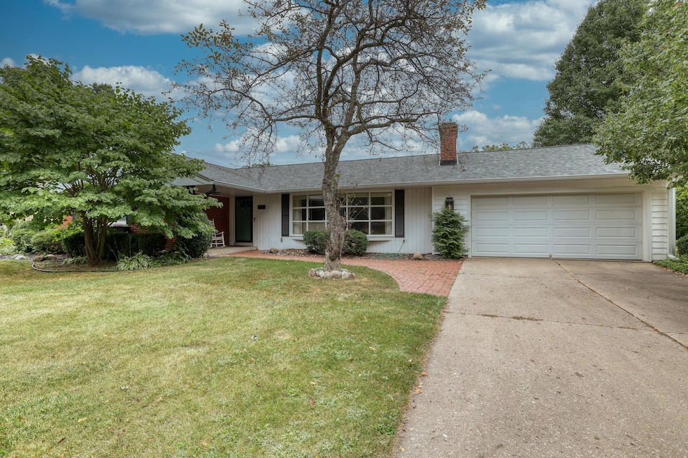 12125 Woodside Ct, Milwaukee, WI 53226 - photo 1