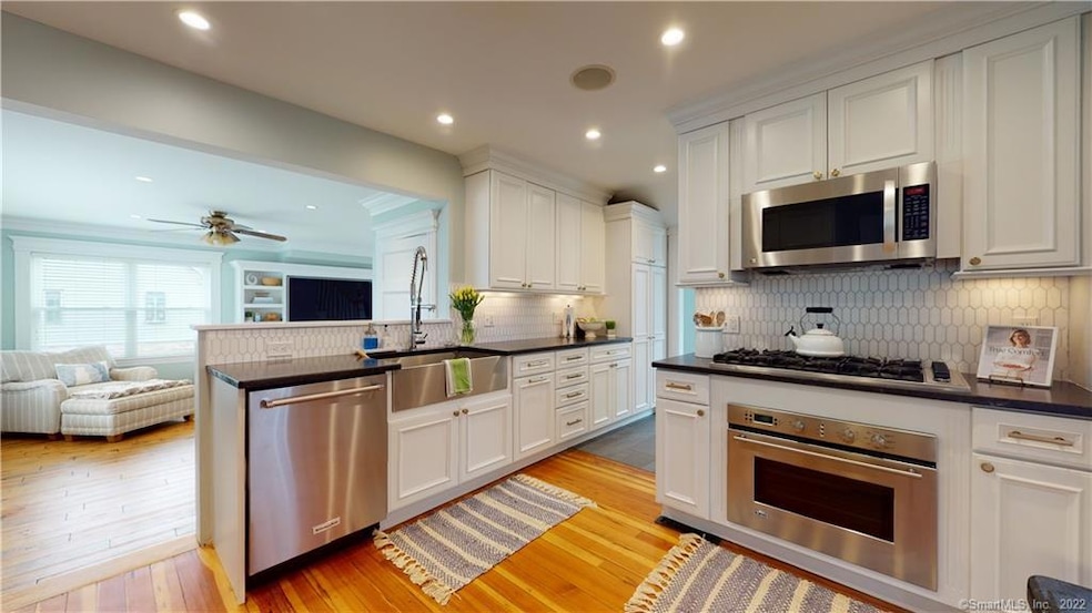 244 N Pine Creek Rd, Fairfield, CT 06824 - photo 1