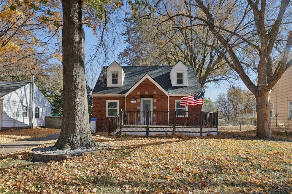 3301 52nd St, Des Moines, IA 50310 - photo 1