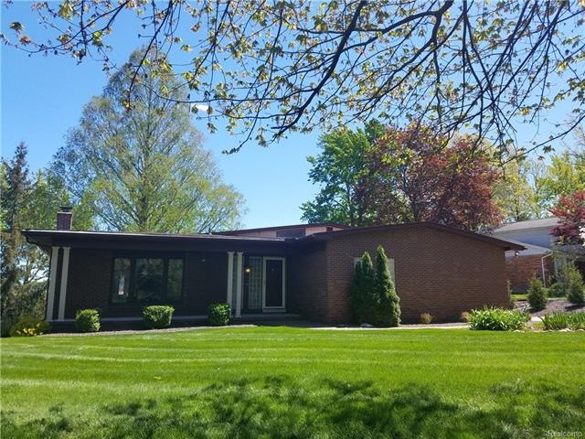 Tranquil setting backing to 40 acre park