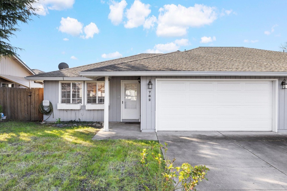 782 Columbine Way, Central Point, OR 97502 - photo 1