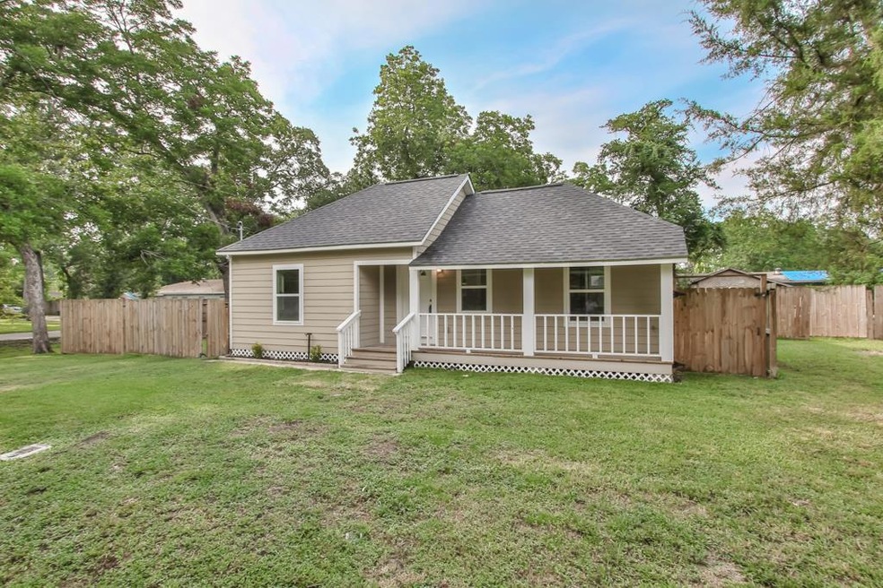 918 W Snyder St, Alvin, TX 77511 - photo 1