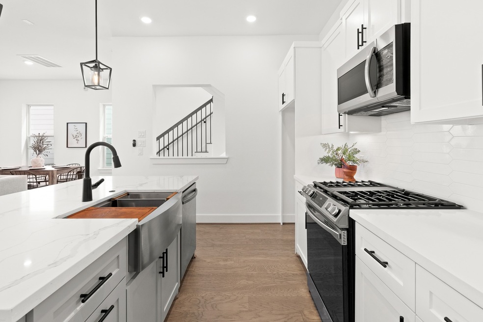 718 W Donovan St unit E, Houston, TX 77091 - photo 1