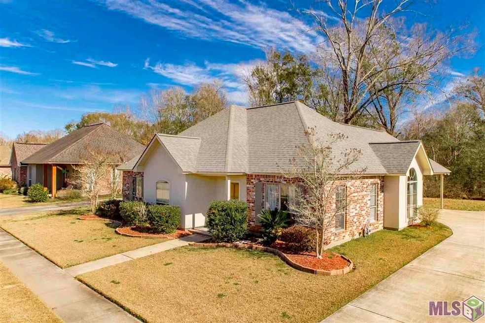 6022 Woodbend Ave, Zachary, LA 70791 - photo 1