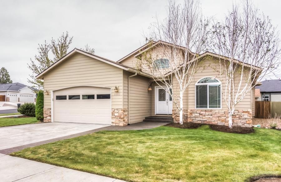 2253 SE Pilatus Ln, Bend, OR 97702 - photo 1