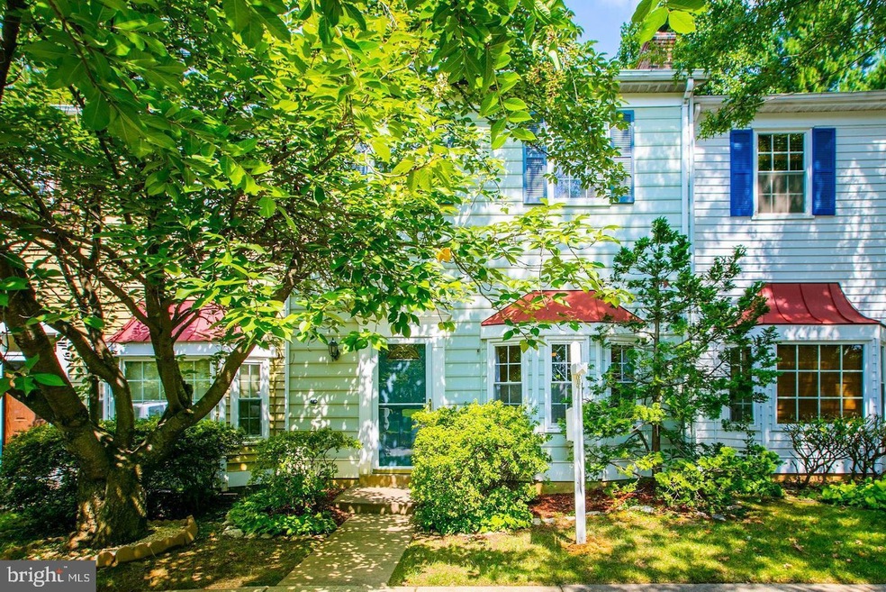 9816 Oakdale Woods Ct, Vienna, VA 22181 - photo 1