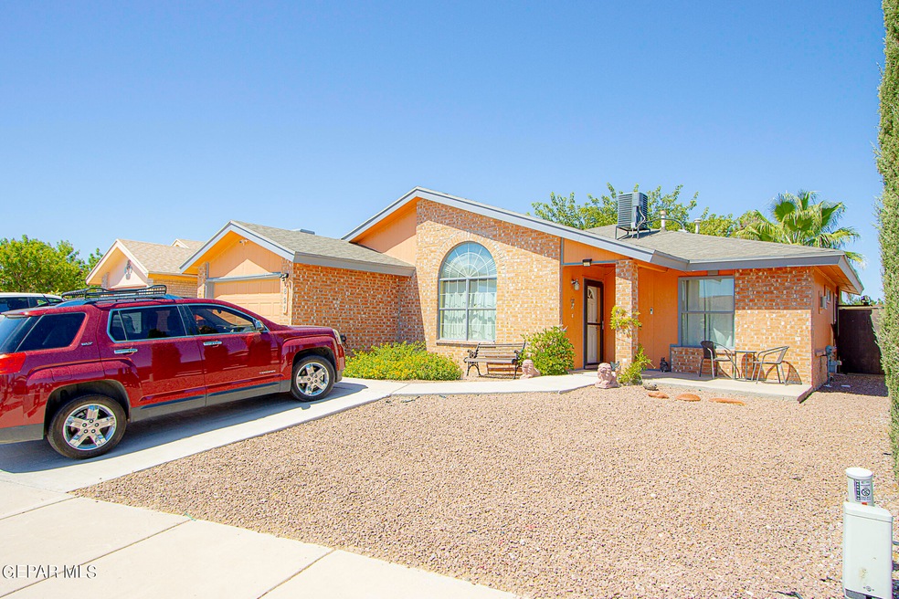 821 Puerto Del Carmen Ave, Horizon City, TX 79928 - photo 1