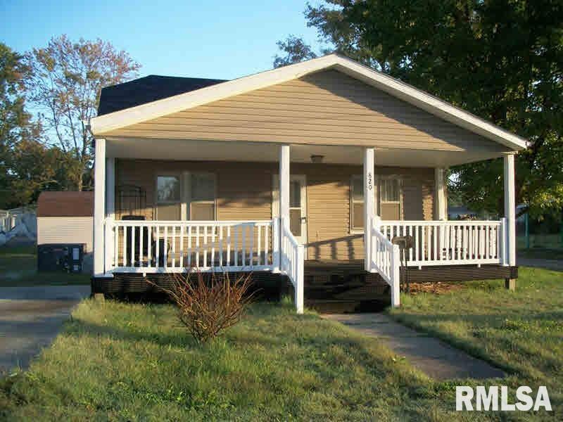 820 W South St, Harrisburg, IL 62946 - photo 1