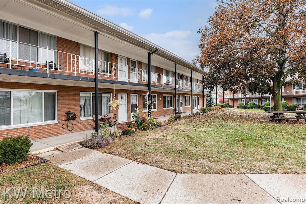 2121 Clawson Ave unit 207, Royal Oak, MI 48073 - photo 1