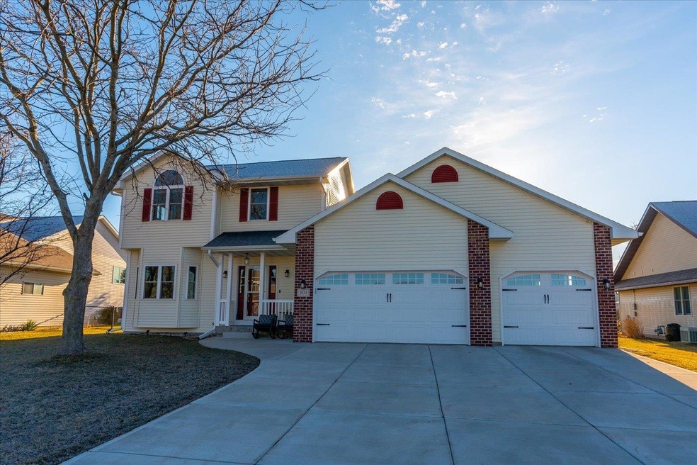 203 4th St, Brooklyn, WI 53521 - photo 1