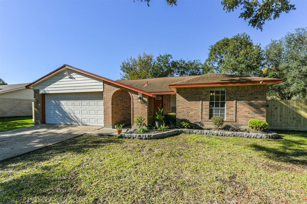 1009 Killarney Ave, Friendswood, TX 77546 - photo 1
