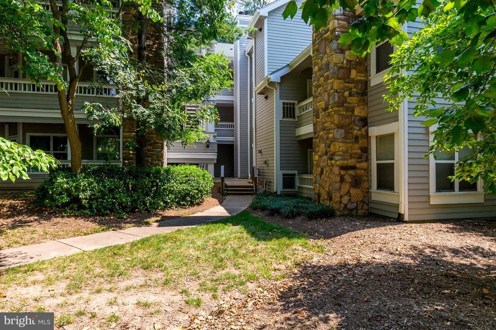 4408 Helmsford Ln unit 106, Fairfax, VA 22033 - photo 1