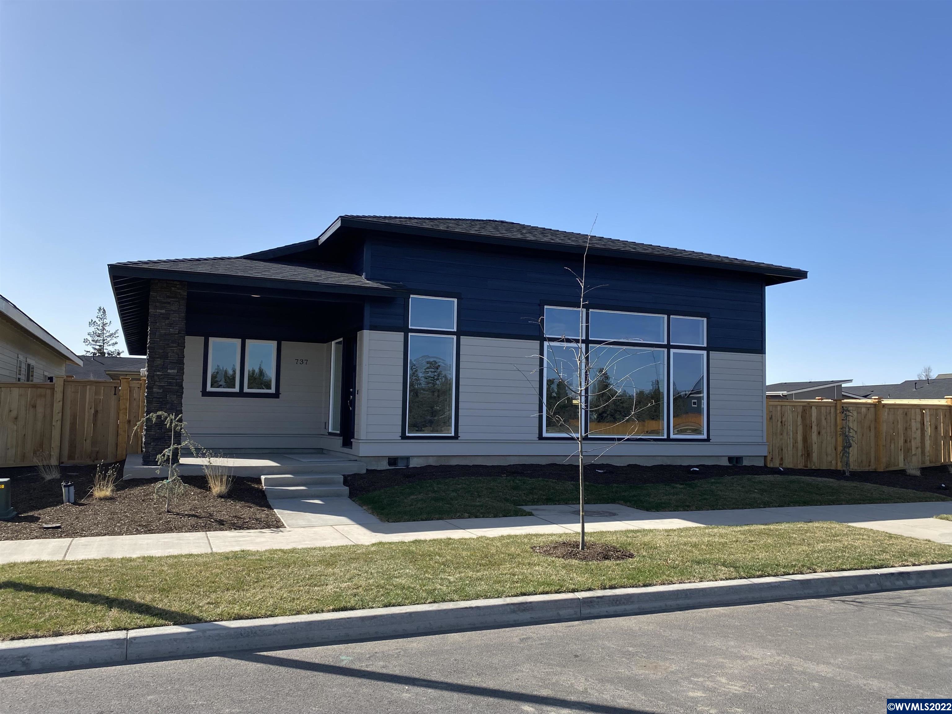 737 NW 13th St, Redmond, OR 97756 - photo 1