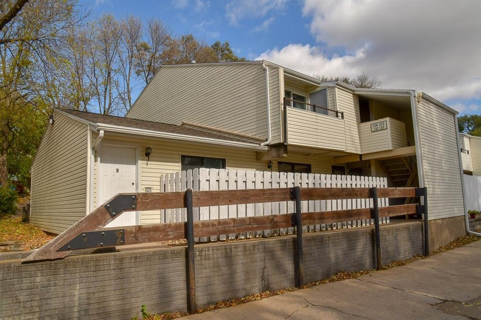 2955 Bowling St SW unit 133, Cedar Rapids, IA 52404 - photo 1