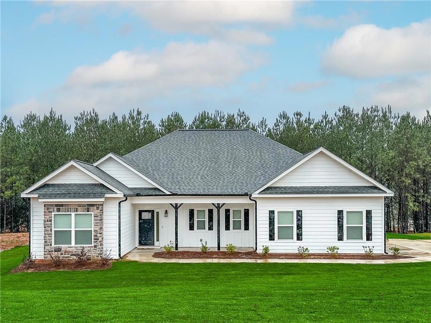 View of front facade featuring a front yard
