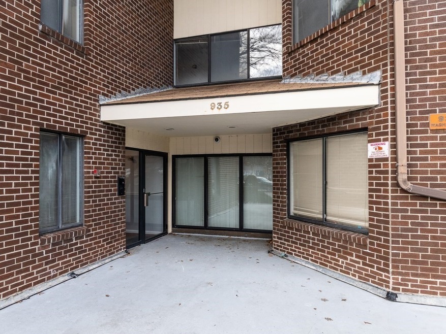 935 Washington St (Facing Back) unit 4, Newton, MA 02460 - photo 1