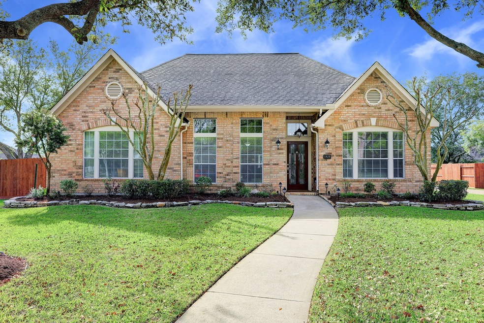 2828 Love Ct, Friendswood, TX 77546 - photo 1
