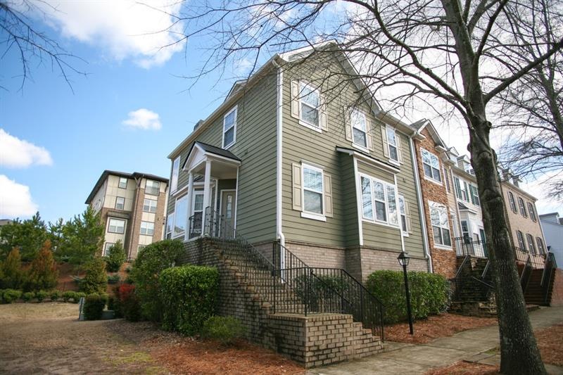 Beautiful, 3-story, end unit townhome in Suwanee S