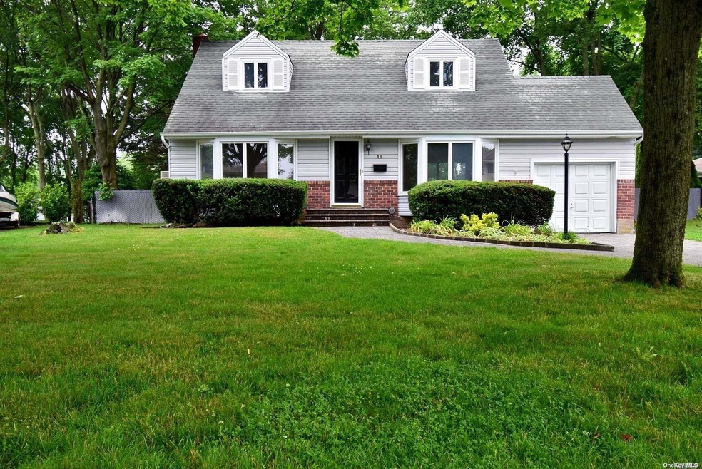 18 Terry Ln, ComMacK, NY 11725 - photo 1