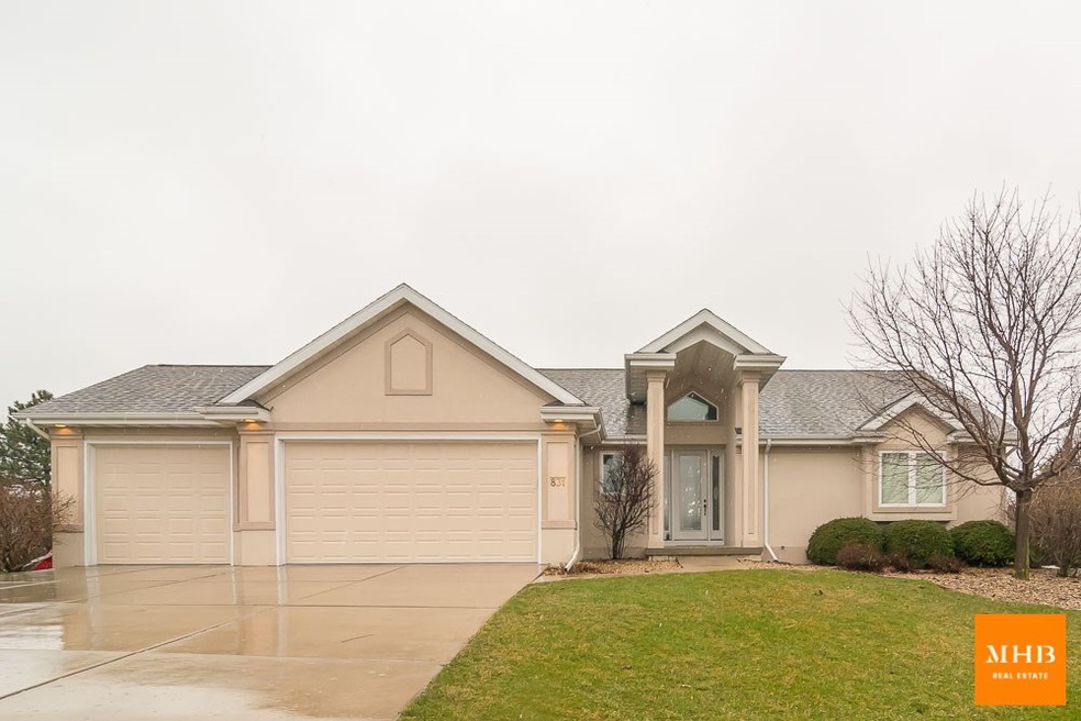 831 Fox Run Ct, Oregon, WI 53575 - photo 1