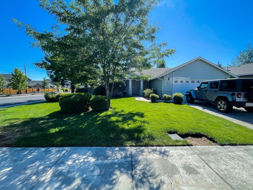 1910 SW 37th St, Redmond, OR 97756 - photo 1