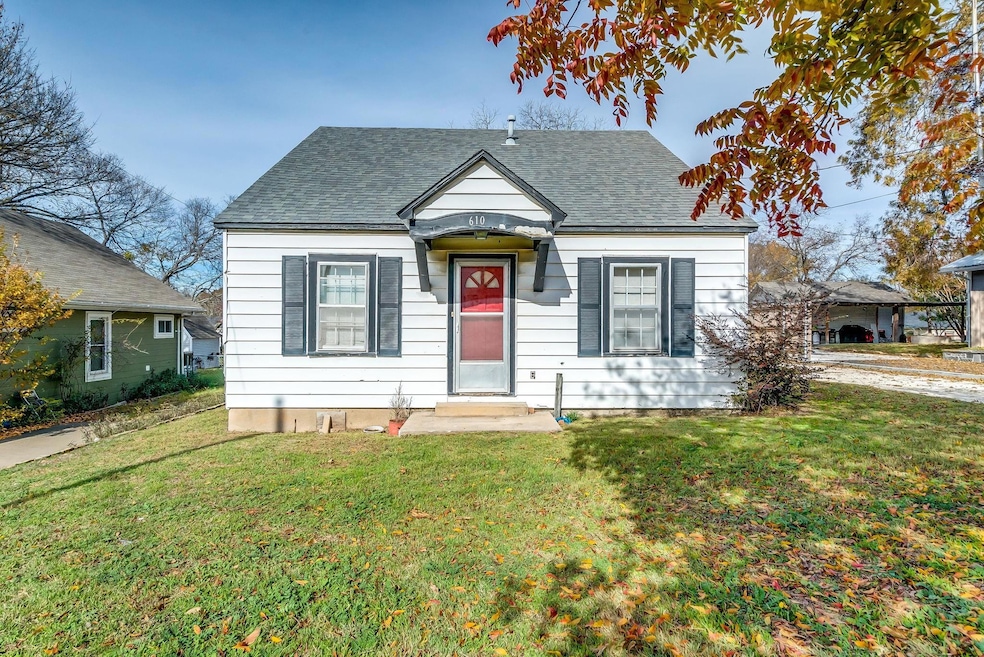 610 W Ball St, Weatherford, TX 76086 - photo 1